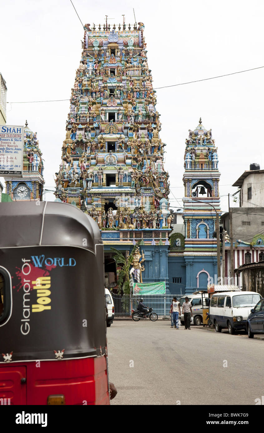 Dreirad vor der hindu Sri Subramania Kovil Tempel, Colombo, Sri Lanka, Asien Stockfoto