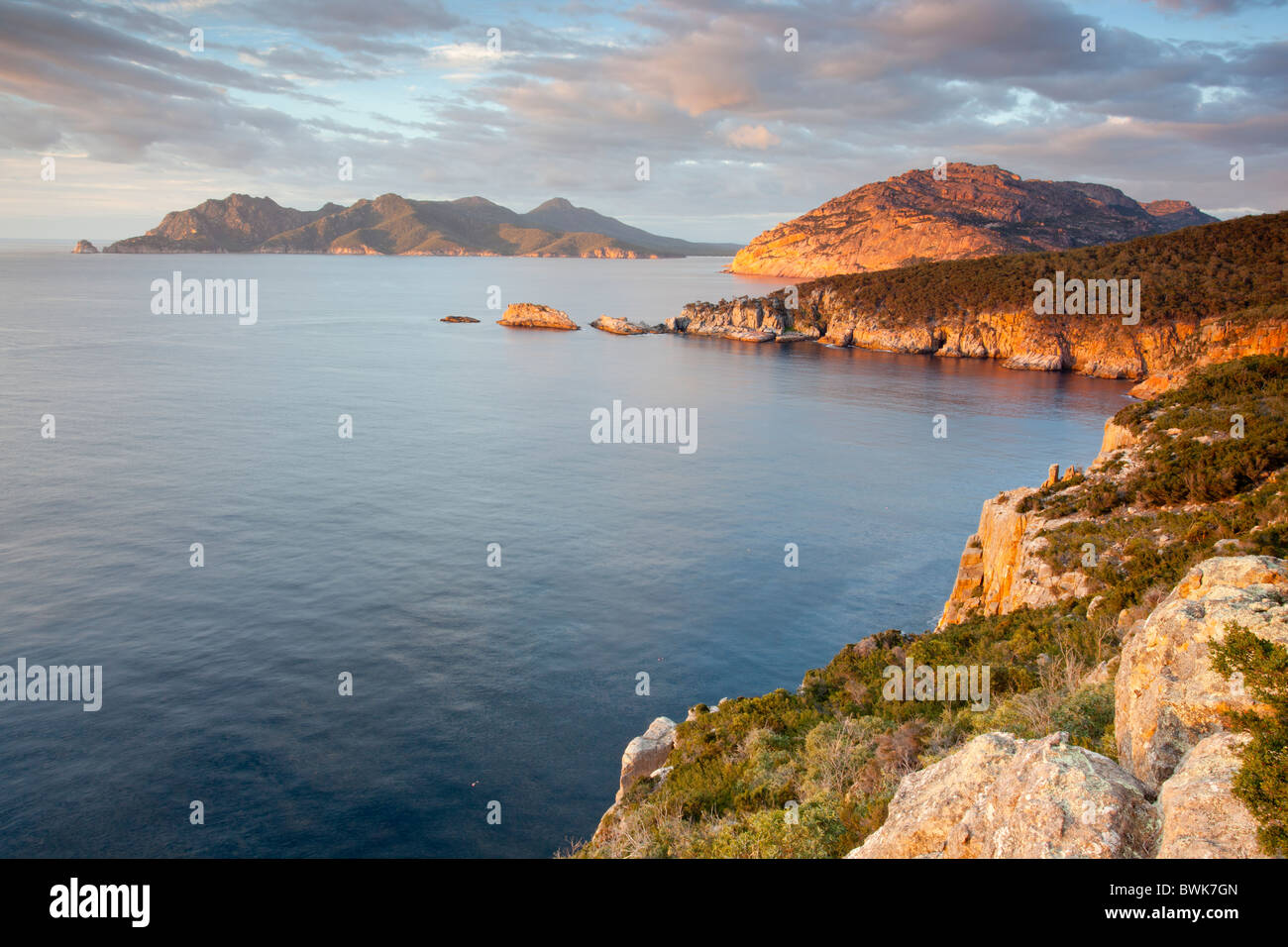 Sonnenaufgang über dem Schouten Insel & Wineglass Bay von Cape Tourville, Freycinet National Park in der Nähe von Coles Bay Tasmanien Stockfoto