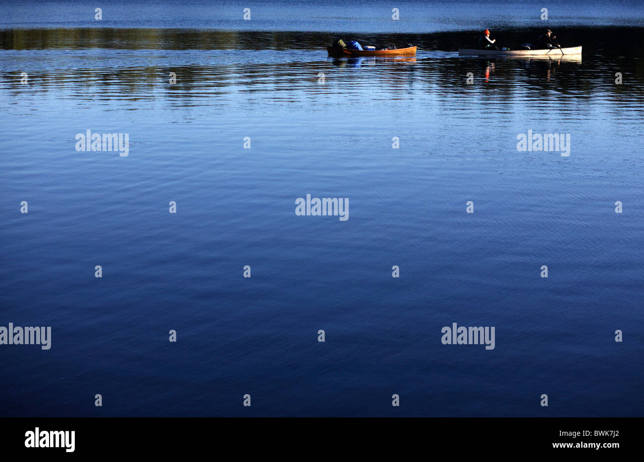Zwei Kajaks auf einem See bei Sonnenuntergang in den Adirondack Mountains im oberen Staat New York, United Staes of America Stockfoto