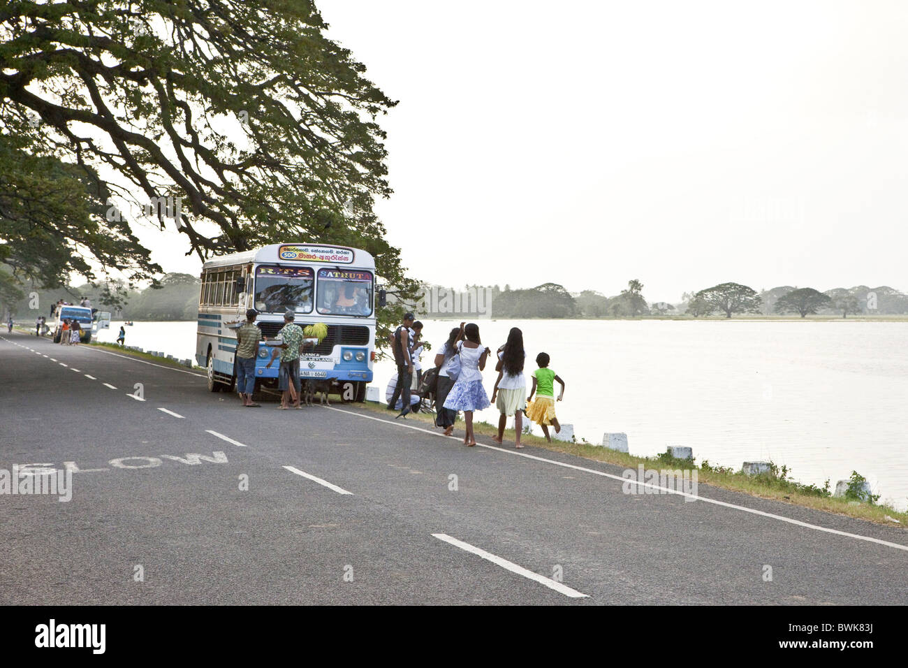 Einheimischen in Tissa Wewa, ein künstlicher See aus alten Zeiten, Tissamaharama, Sri Lanka, Asien Stockfoto Einheimischen in Tissa Wewa, ein künstlicher See aus alten Zeiten, Tissamaharama, Sri Lanka, Asien Stockfoto
