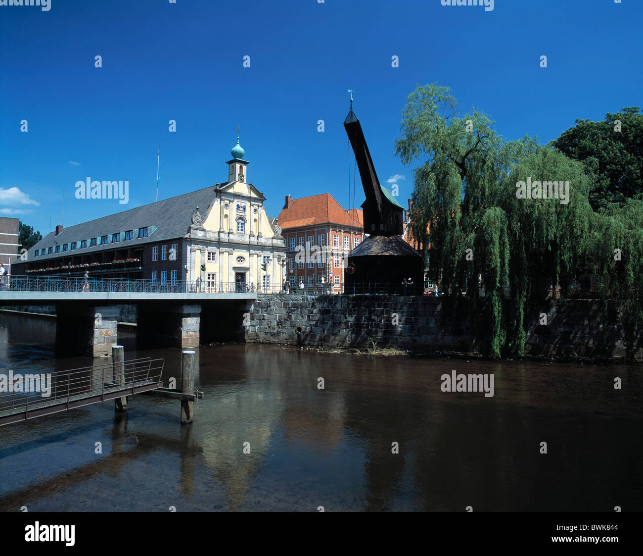 Lüneburg historische Kaufhaus alte Schaukel Kran Hafen Kran Hafen Ilmenau Deutschland Europa Niedersachsen Stockfoto