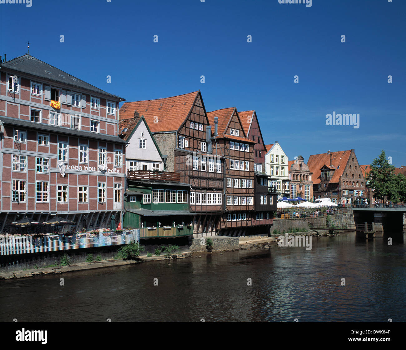 Lüneburg, die historischen Häuser weist Promenade Straßenbrücke Ilmenau Deutschland Europa Niedersachsen Stockfoto