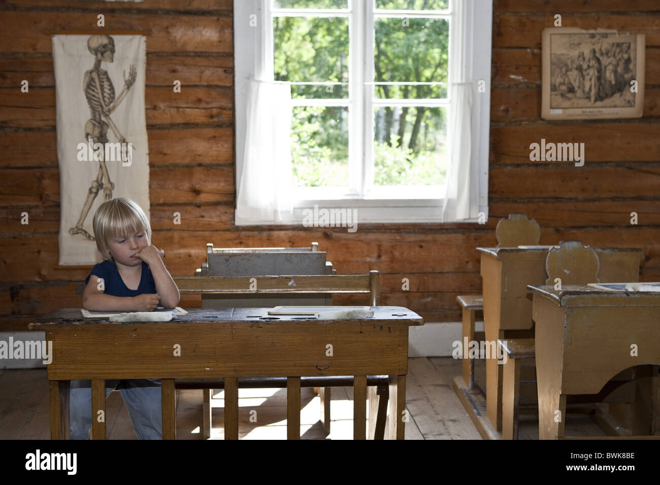 Ein kleines Mädchen in einem alten Klassenzimmer Freilichtmuseum Gammlia, Umea, Vaesterbotten, Schweden, Europa Stockfoto