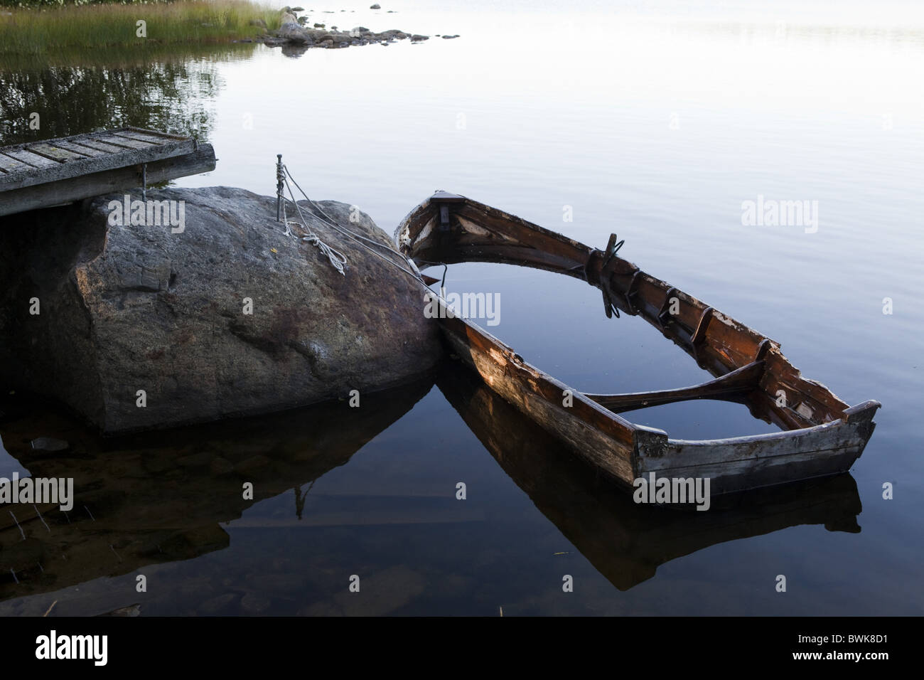 Halb versunkenen Holz Ruderboot an einem Steg, Insel Norrbyskaer, Vaesterbotten, Schweden, Europa Stockfoto