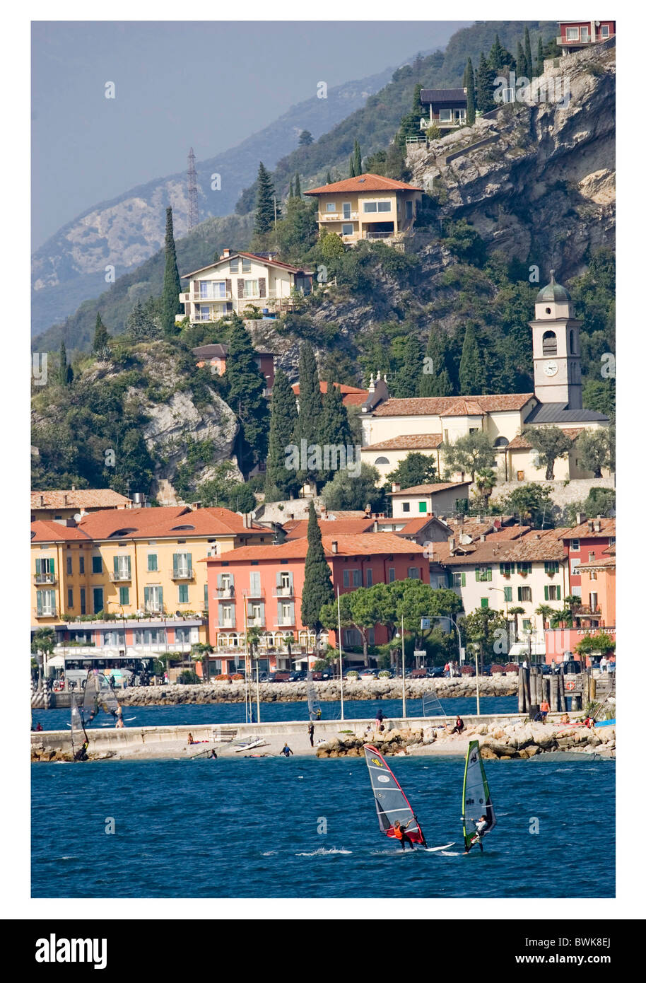 Torbole Ansicht Ufer See Ufer Surfer Surfen See Gardasee Lago di Garda in der Nähe von Arco Berge See Italien Europ Stockfoto