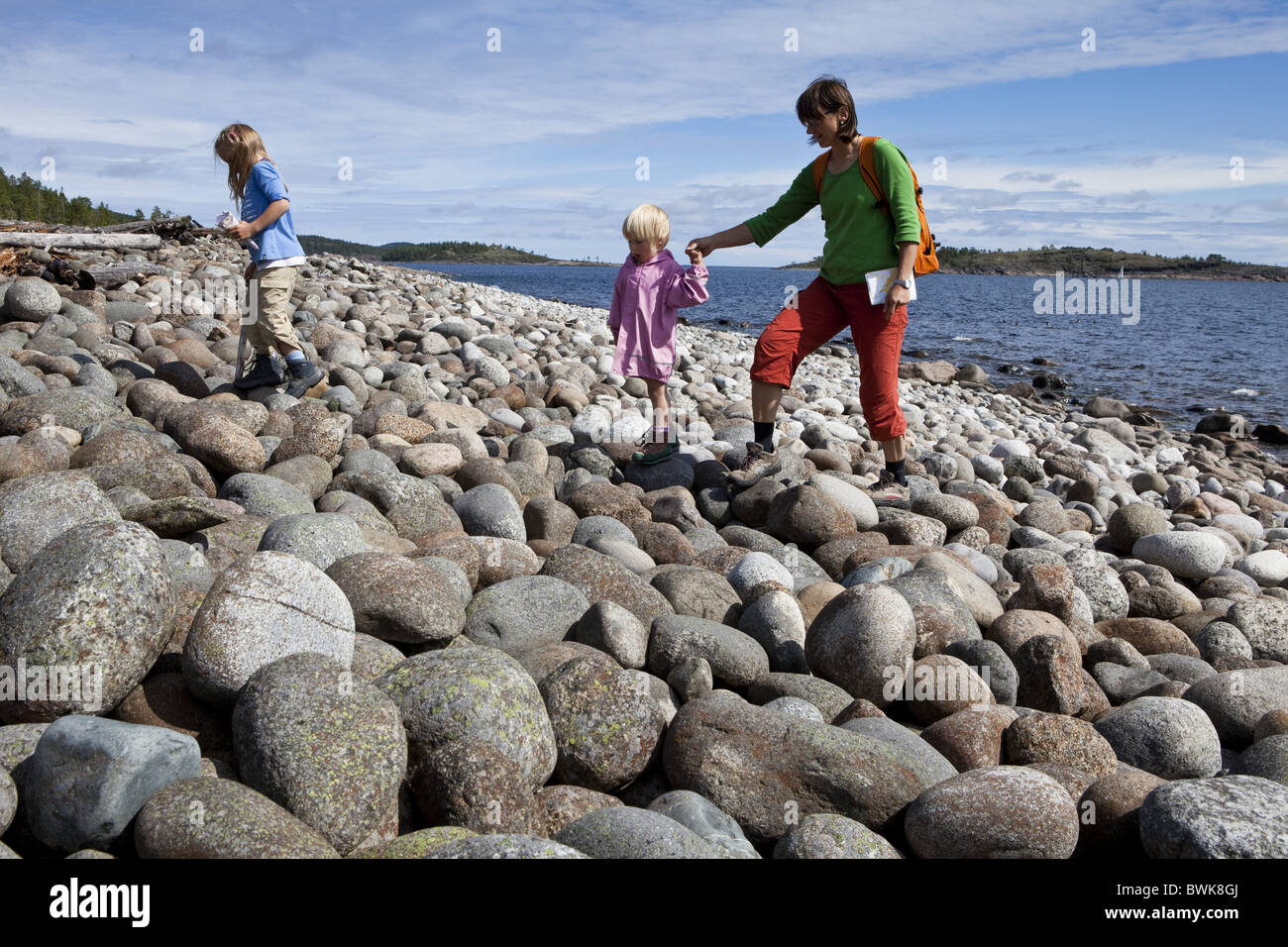 Eine Frau und zwei Mädchen, die in der Natur wandern zu reservieren, Rotsidan, Hoega Kusten, Vaesternorrland, Schweden, Europa Stockfoto