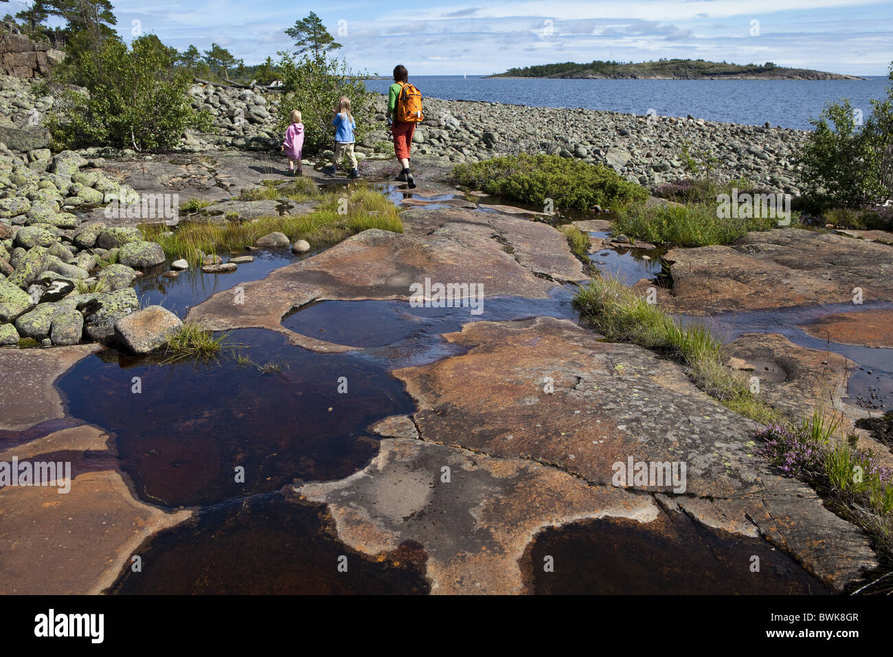 Eine Frau und zwei Mädchen, die in der Natur wandern zu reservieren, Rotsidan, Hoega Kusten, Vaesternorrland, Schweden, Europa Stockfoto