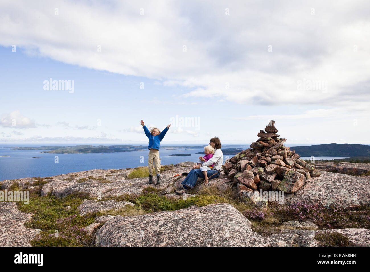 Eine Frau und zwei Mädchen auf Felsen im Nationalpark Skuleskogen, Hoega Kusten, Vaesternorrland, Schweden, Europa Stockfoto
