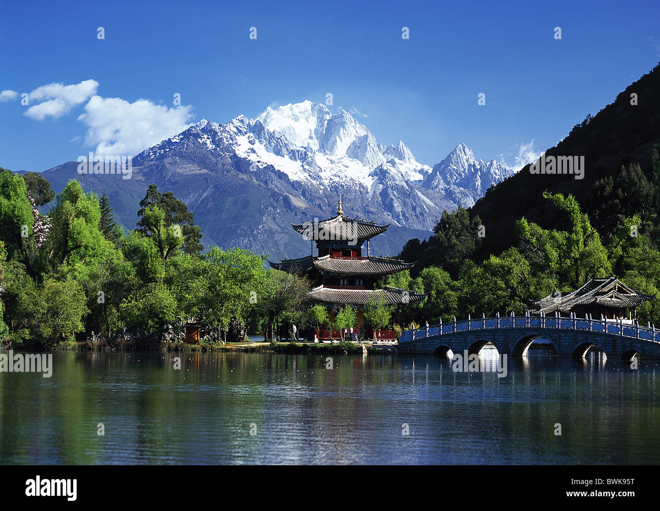 China Asien Yunnan Provinz Lijiang schwarzer Drachen Teich Park Lake Park Pavillon Bergen überbrücken Tradition Bogen Stockfoto