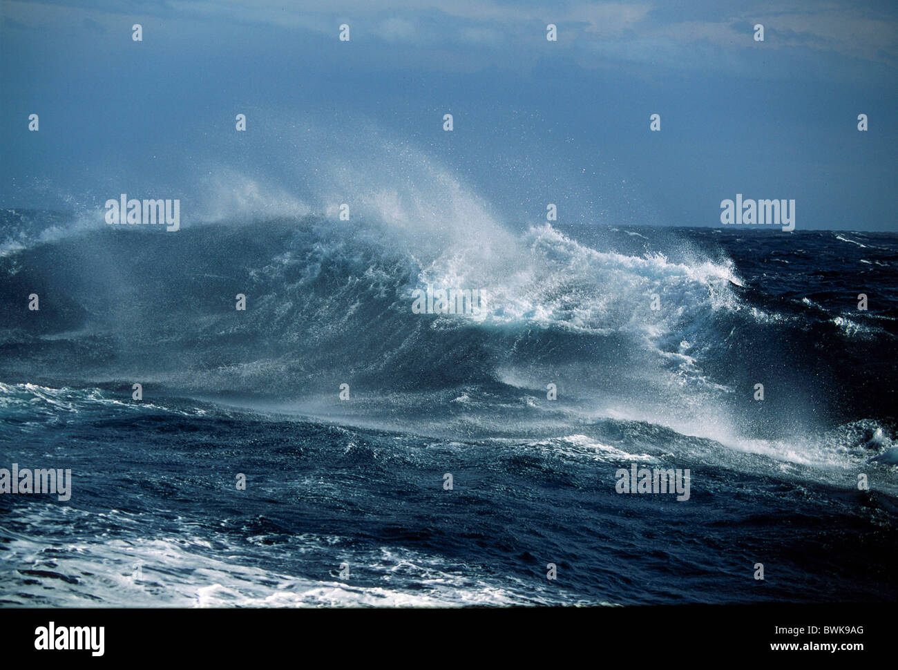 Meer anschwellen Wellen Schaum ungestümer Sturm Stockfoto