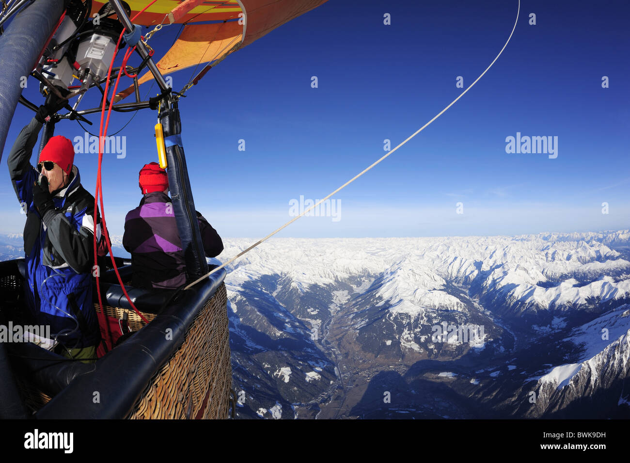 Zwei Personen im Heißluftballon, Blick auf Schnee bedeckt Alpen, Luftaufnahme, Südtirol, Italien, Europa Stockfoto