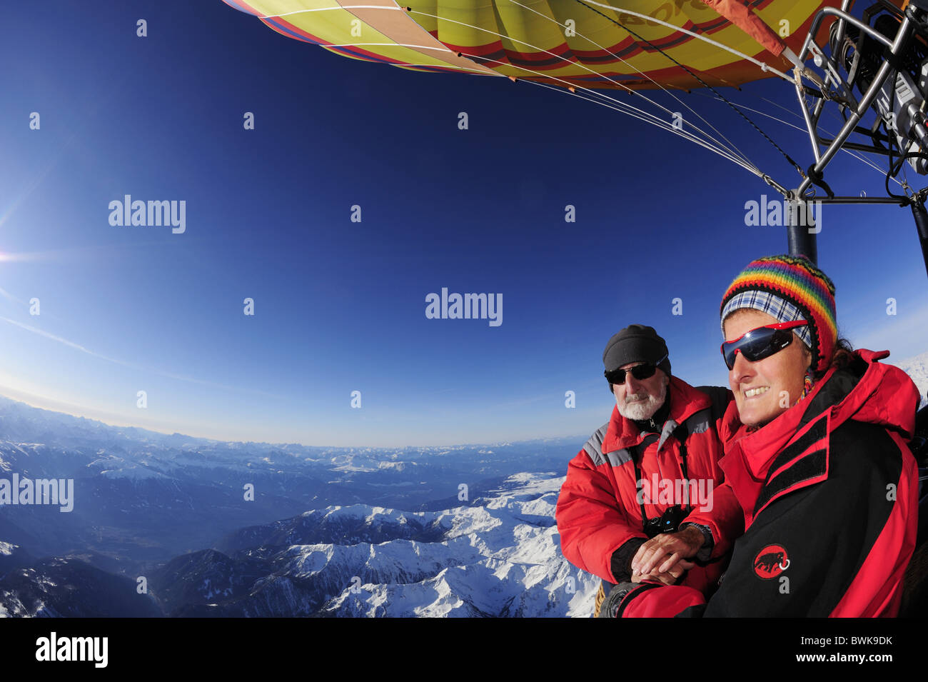 Zwei Personen im Heißluftballon mit Blick auf die schneebedeckten Alpen, Luftaufnahme, Südtirol, Italien, Europa Stockfoto