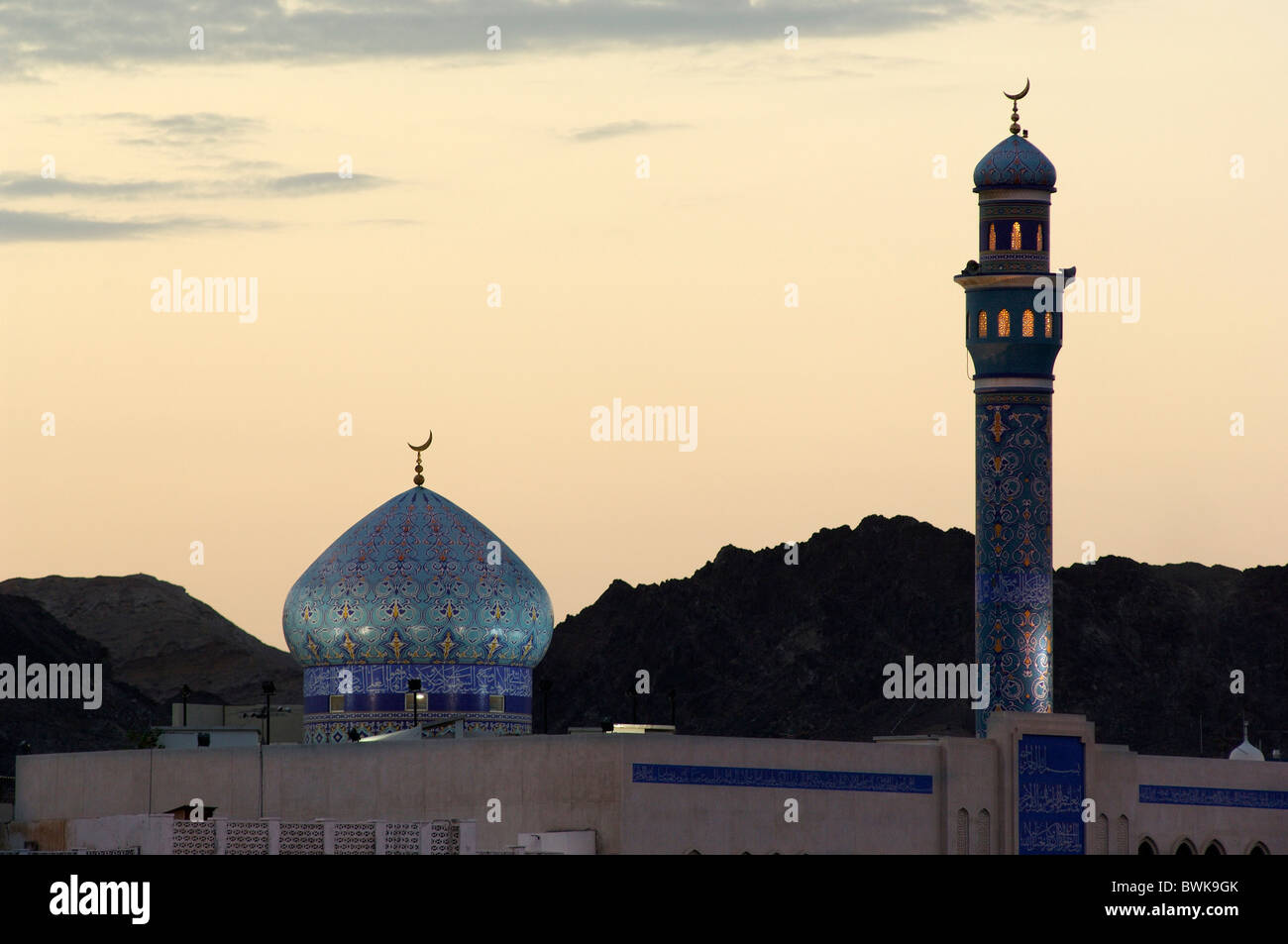 Moschee Kuppel Minarett Religion Abenddämmerung Dämmerung in der Nacht Nacht Muttrah Mut Hof Maskat Architektur Muscat Stockfoto
