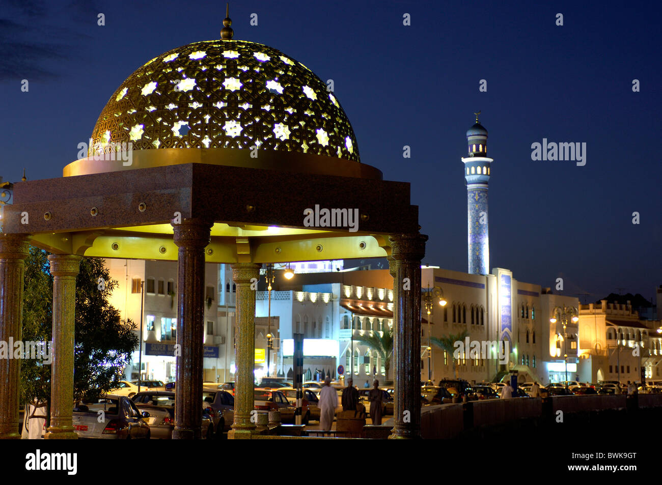 Corniche Pavillon Moschee Kuppel Minarett Religion Stadt alte Stadt bei Nacht Nacht Muttrah Mut Hof Mas Stockfoto