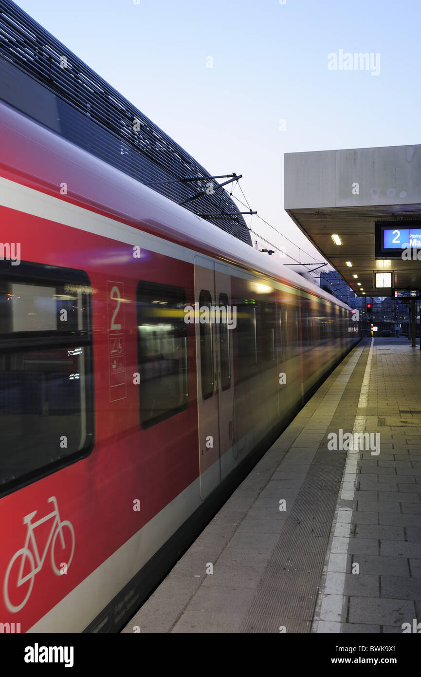 Plattform mit s-Bahn in Bewegung, München, Upper Bavaria, Bavaria, Germany Stockfoto