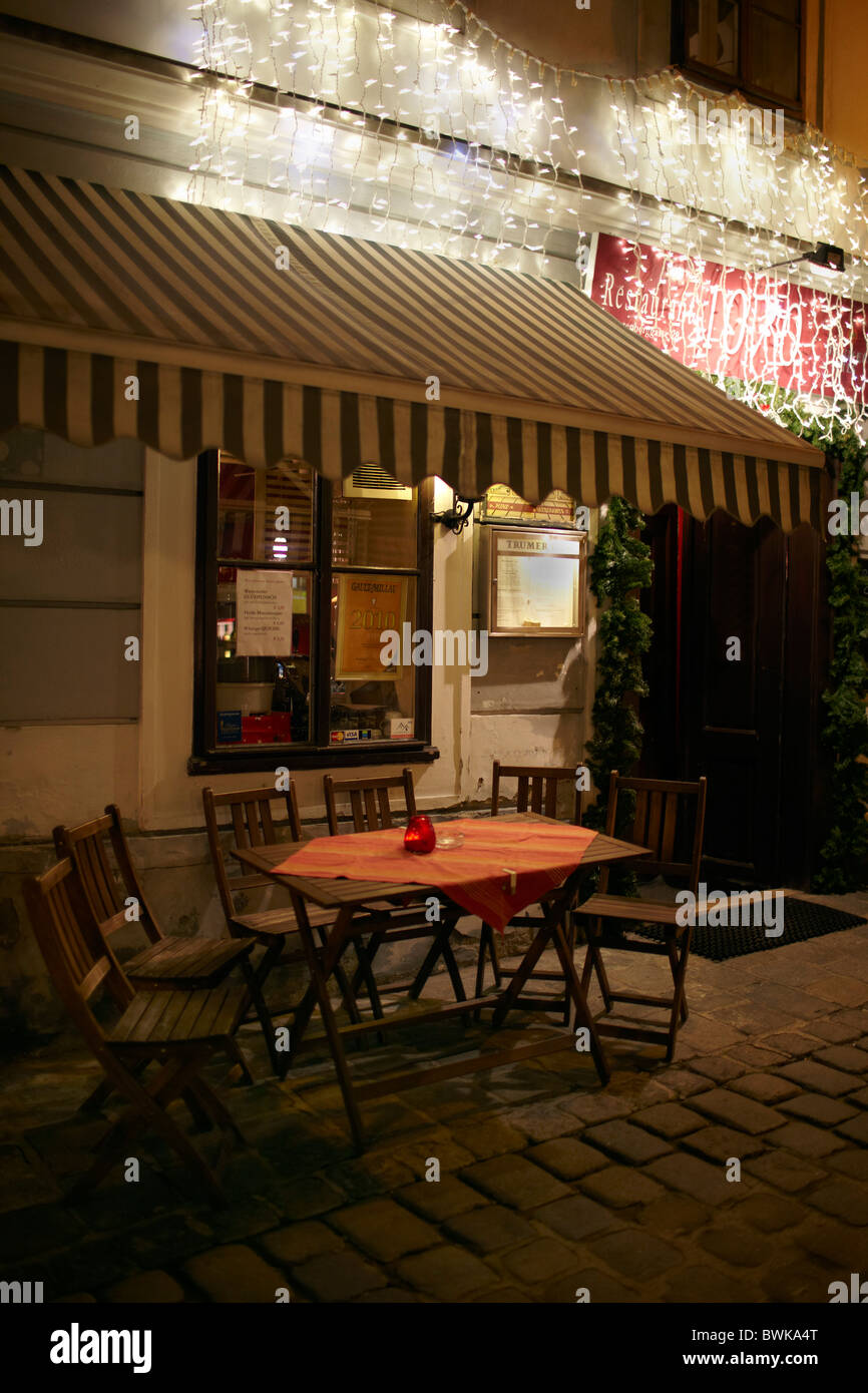 Tisch im freien Restaurant Kopfsteinpflaster Straße Stockfoto