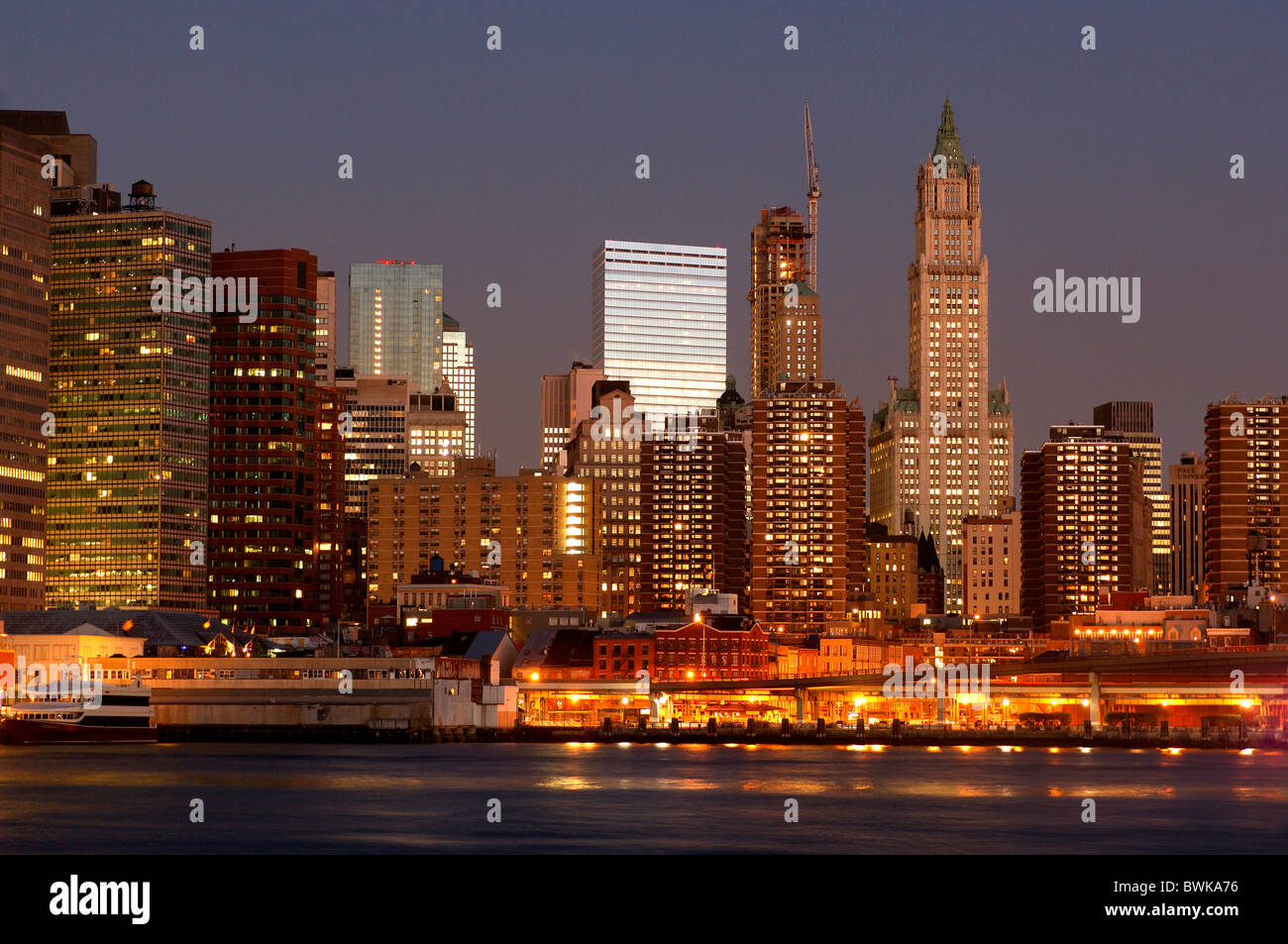 Skyline bei Nacht Nacht Wolkenkratzer Stadt Stadt Küste untere Manhattan New York USA United States America anzeigen Stockfoto