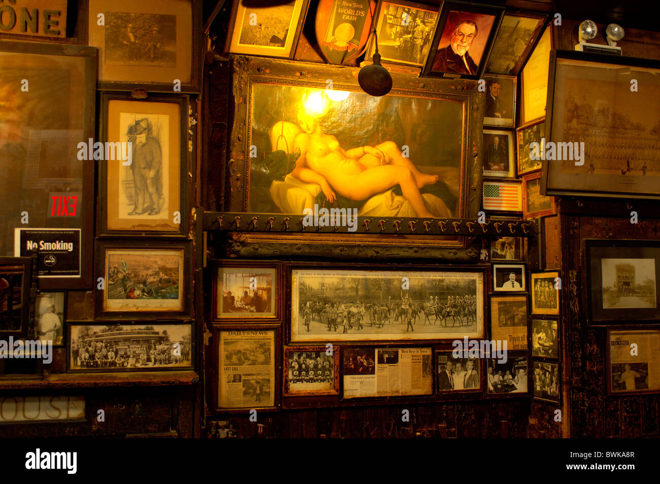 MC Sorley Old Ale House Ausstattung innen innere Bilder Gemälde Antiquitäten klassischer Kunst Mischmasch Bar col Stockfoto