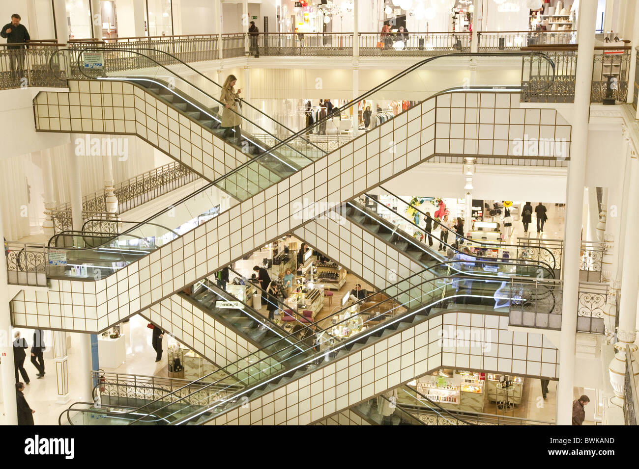 Menschen auf Rolltreppe im Kaufhaus Le Bon Marché, 7. Arrondissement, Paris, Frankreich, Europa Stockfoto