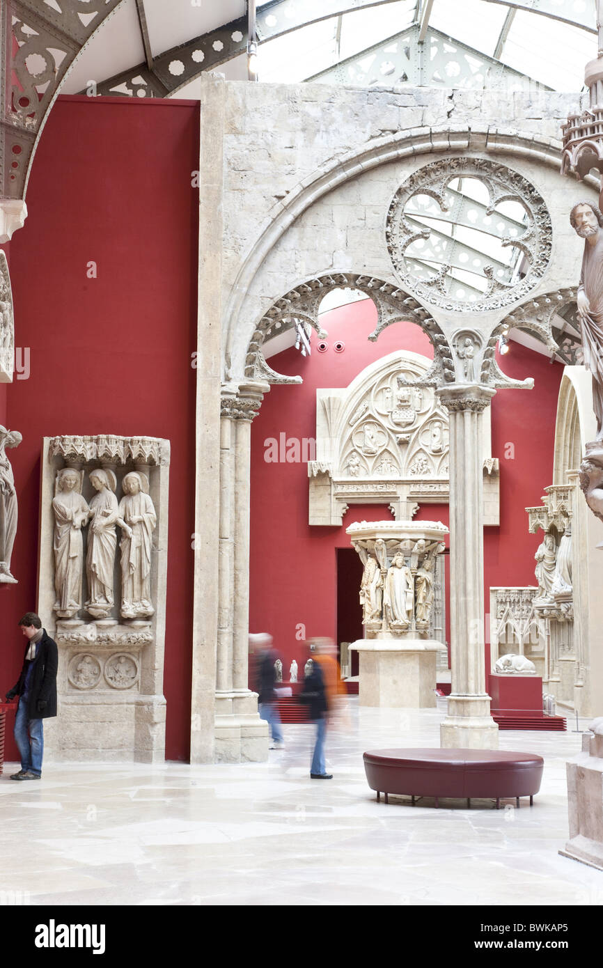 Menschen und Skulpturen im Museum Cité de l et du Patrimoine, Paris, Frankreich, Europa Stockfoto