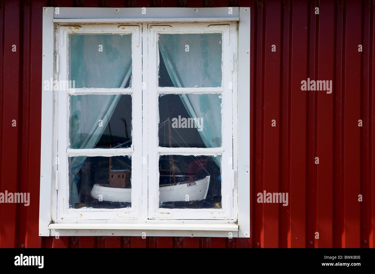 Schiffsmodell eines Fischerbootes stehend in einem Fenster, Kaseberga, Ystad, Skane, Südschweden, Schweden Stockfoto