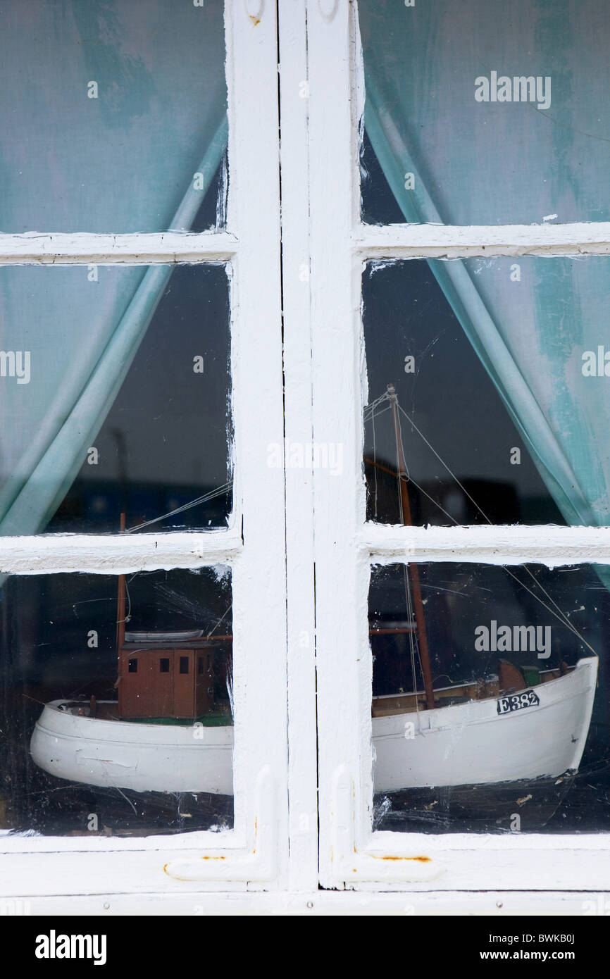 Schiffsmodell eines Fischerbootes stehend in einem Fenster, Kaseberga, Ystad, Skane, Südschweden, Schweden Stockfoto