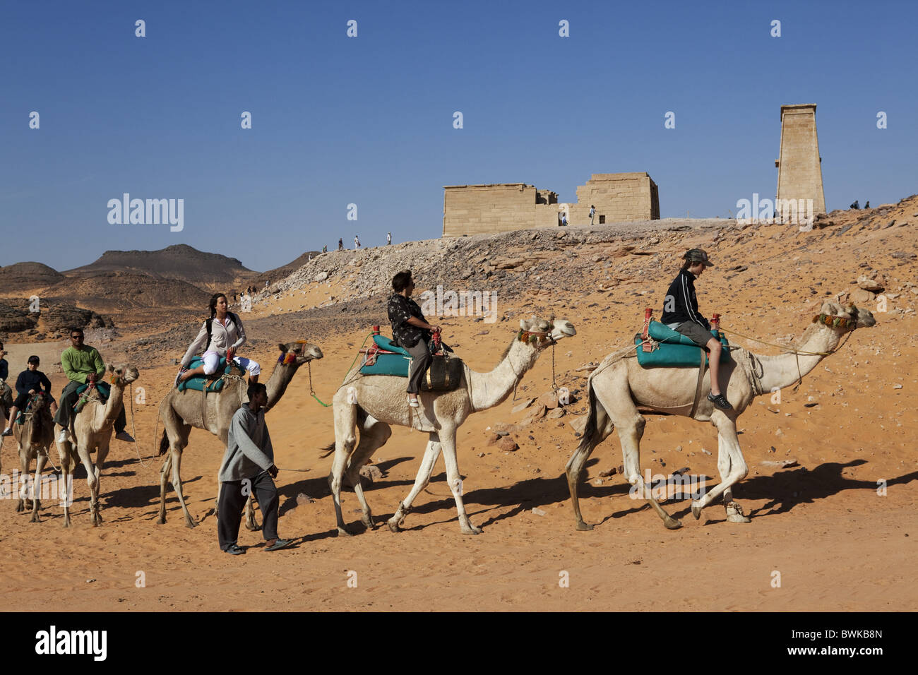 Touristen, Kamelreiten vor dem Tempel von Dakka, Nasser-See, Ägypten, Afrika Stockfoto