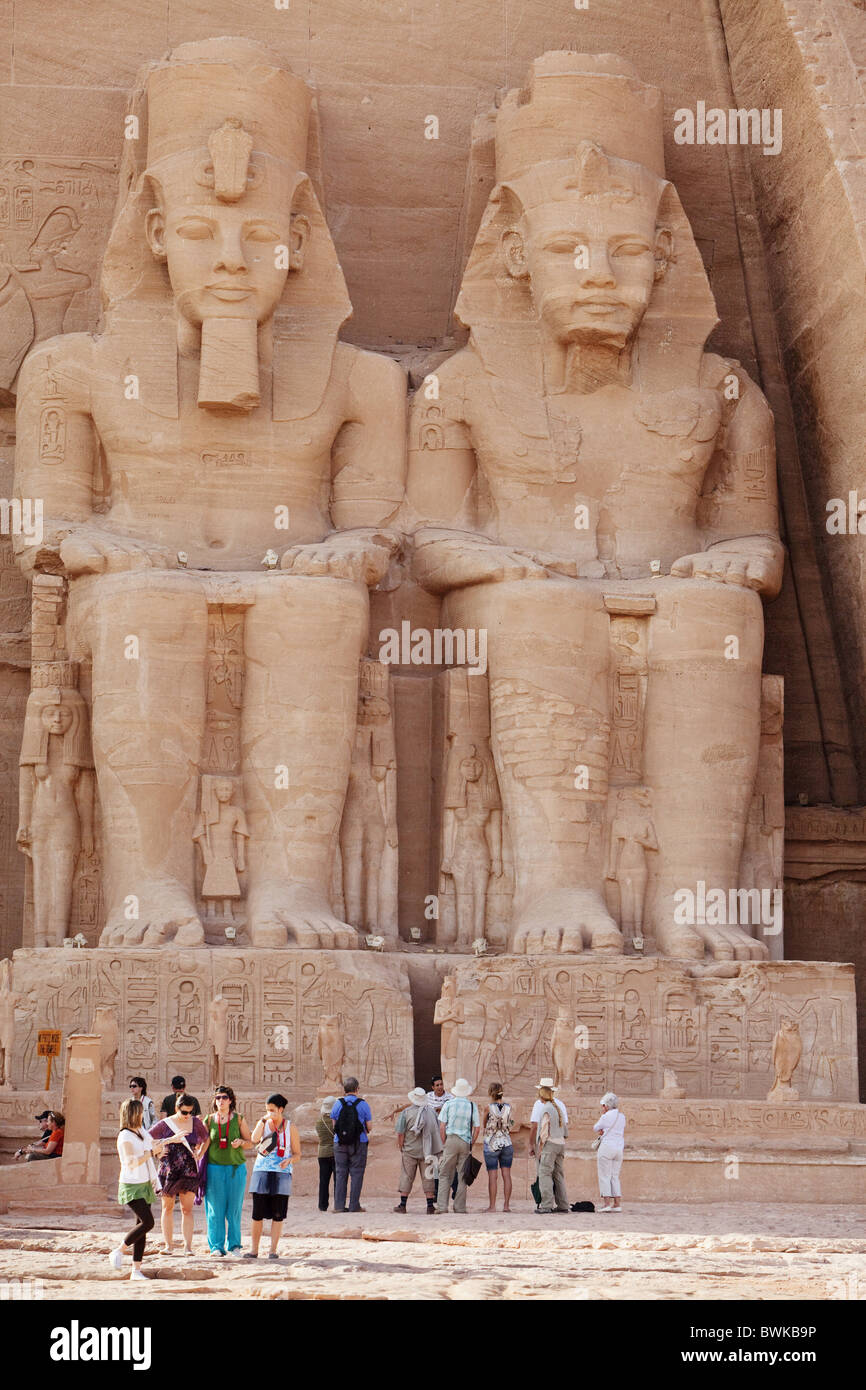 Touristen vor den riesigen Statuen am Tempel von Ramses II., Abu Simbel, Ägypten, Afrika Stockfoto