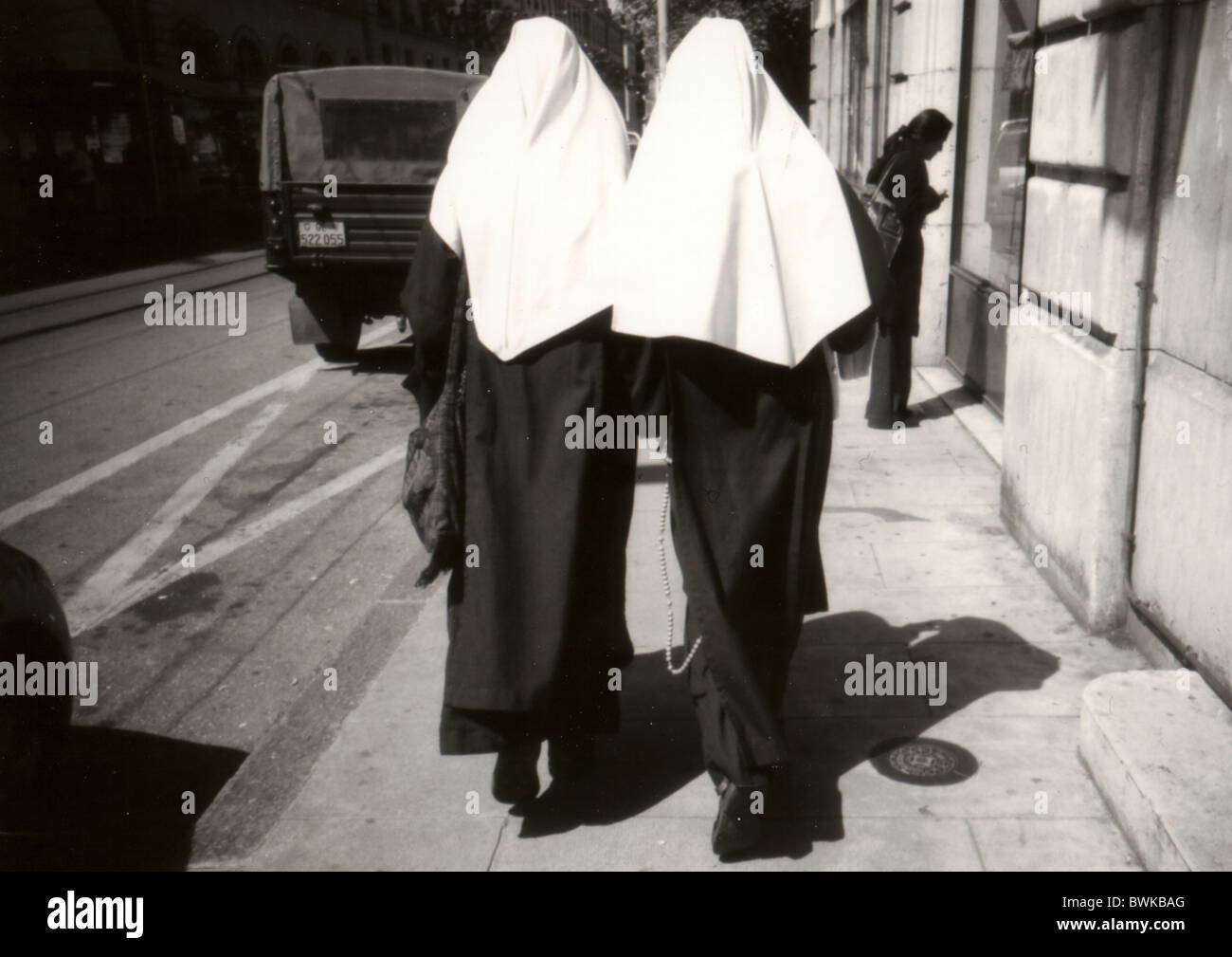 Nonnen Schwestern zwei von hinten Rückansicht außerhalb der Stadt zu Fuß Pflaster Straßenszene Straße Genf Ausrüstu Stockfoto
