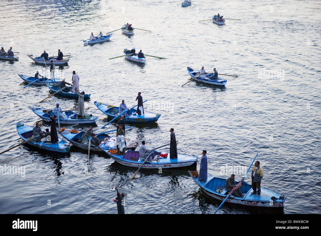 Souvenirverkäufer in kleinen Booten auf dem Nil, Edfu, Ägypten, Afrika Stockfoto