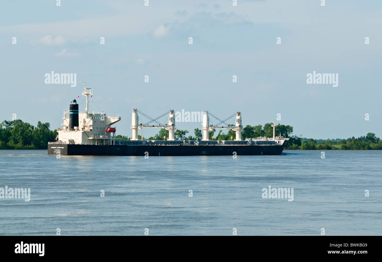 Ozean laufenden Frachter Schiff am Mississippi River in der Nähe von Vacherie, Louisiana Stockfoto