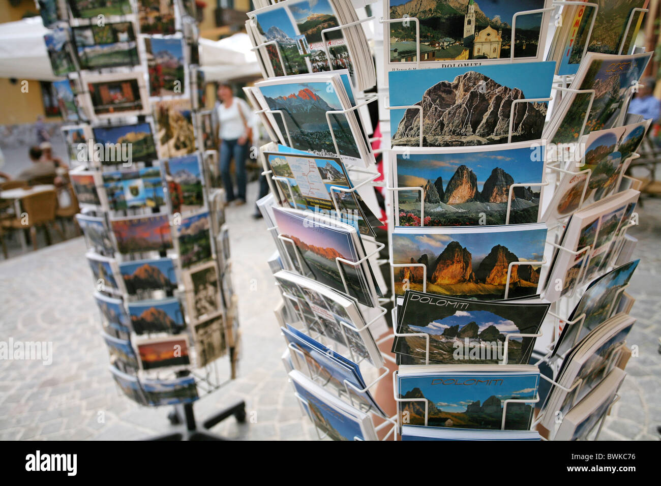 Postkarten Postkarten steht Regale Rack Souvenir Souvenirs Tourismus Alpen Dolomiten Italien Europa Süd Tirol Stockfoto