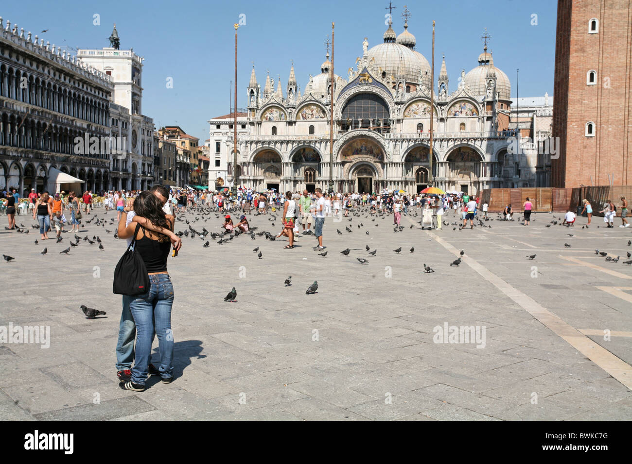 Venedig Italien Europa Marco Platz paar Liebhaber Tauben Menschen Touristen Basilica di San Marco Marco Kathedrale Stockfoto