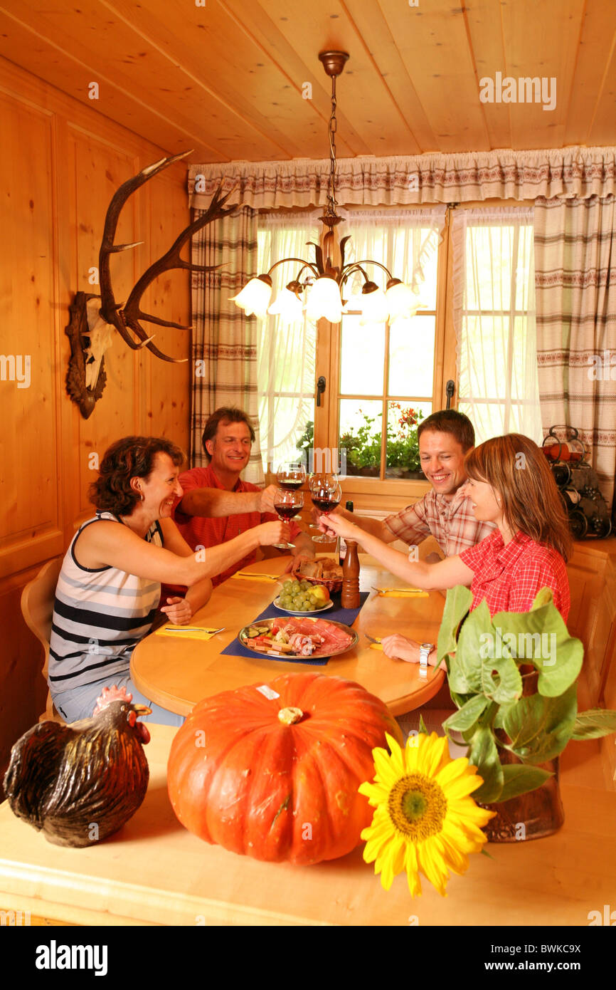 Team Freunde in zwei Paare Paare stolpern neben Wein Getränke Restaurant Bergrestaurant gemütlich Stockfoto