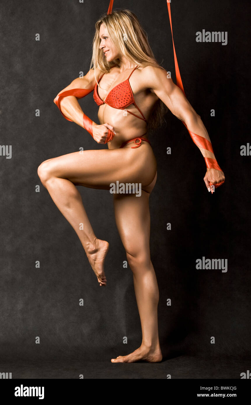 Profil von starke Frau im roten Bikini auf schwarzem Hintergrund Stockfoto