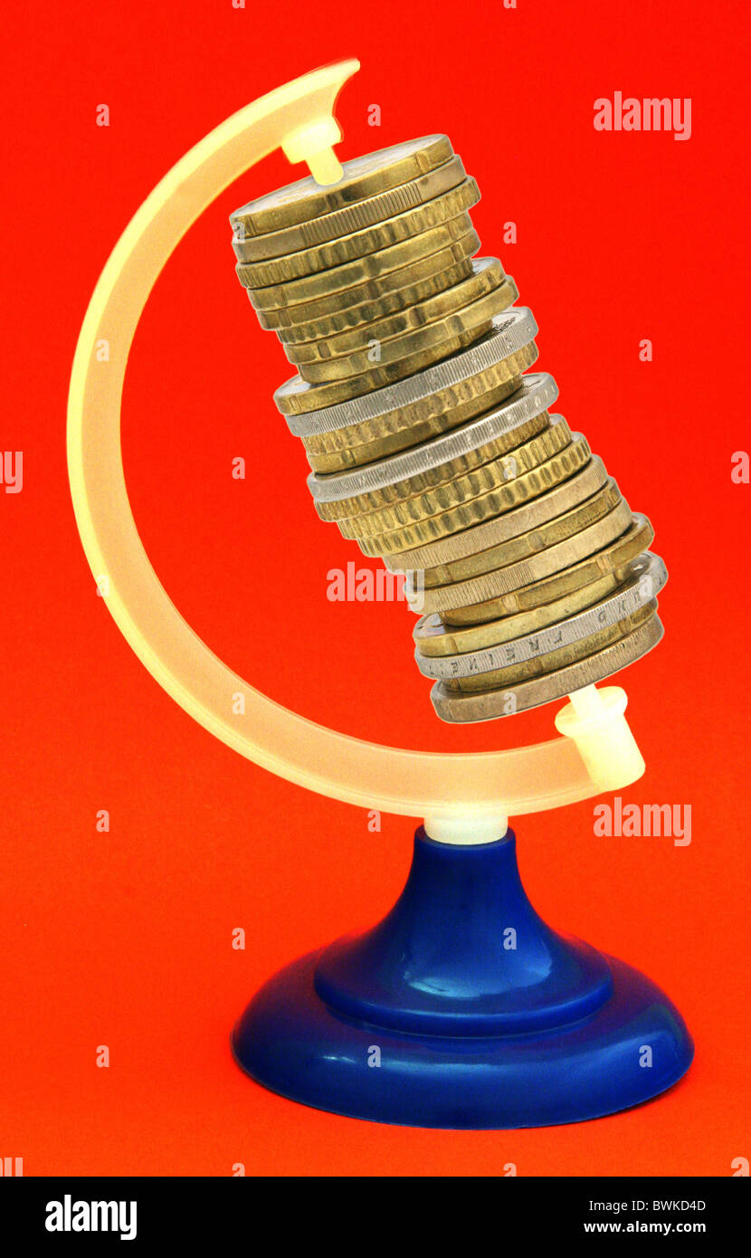 Finanzen-Symbol Globus weltweit Erde Wirtschaft Globalisierung Geld Geschäft rote Münzen Weltwährung Stockfoto