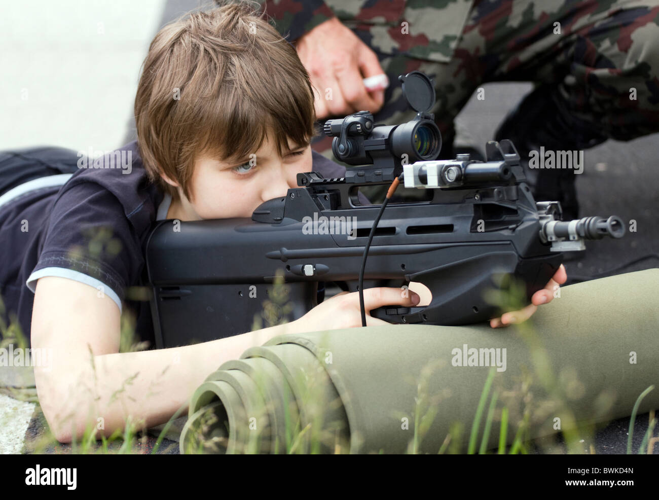 Teenboy mit dem Ziel, mit dem automatischen Gewehr. Stockfoto