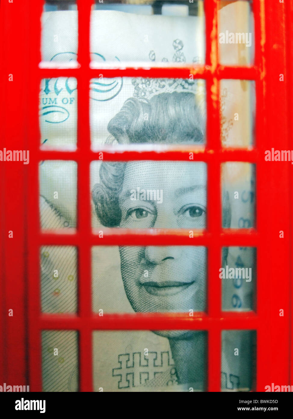 Britische Pfund Banknote Rechnung Geld Symbol Königin Queen Elizabeth Telefonzelle rotes Gesicht Währung Großbritannien Stockfoto