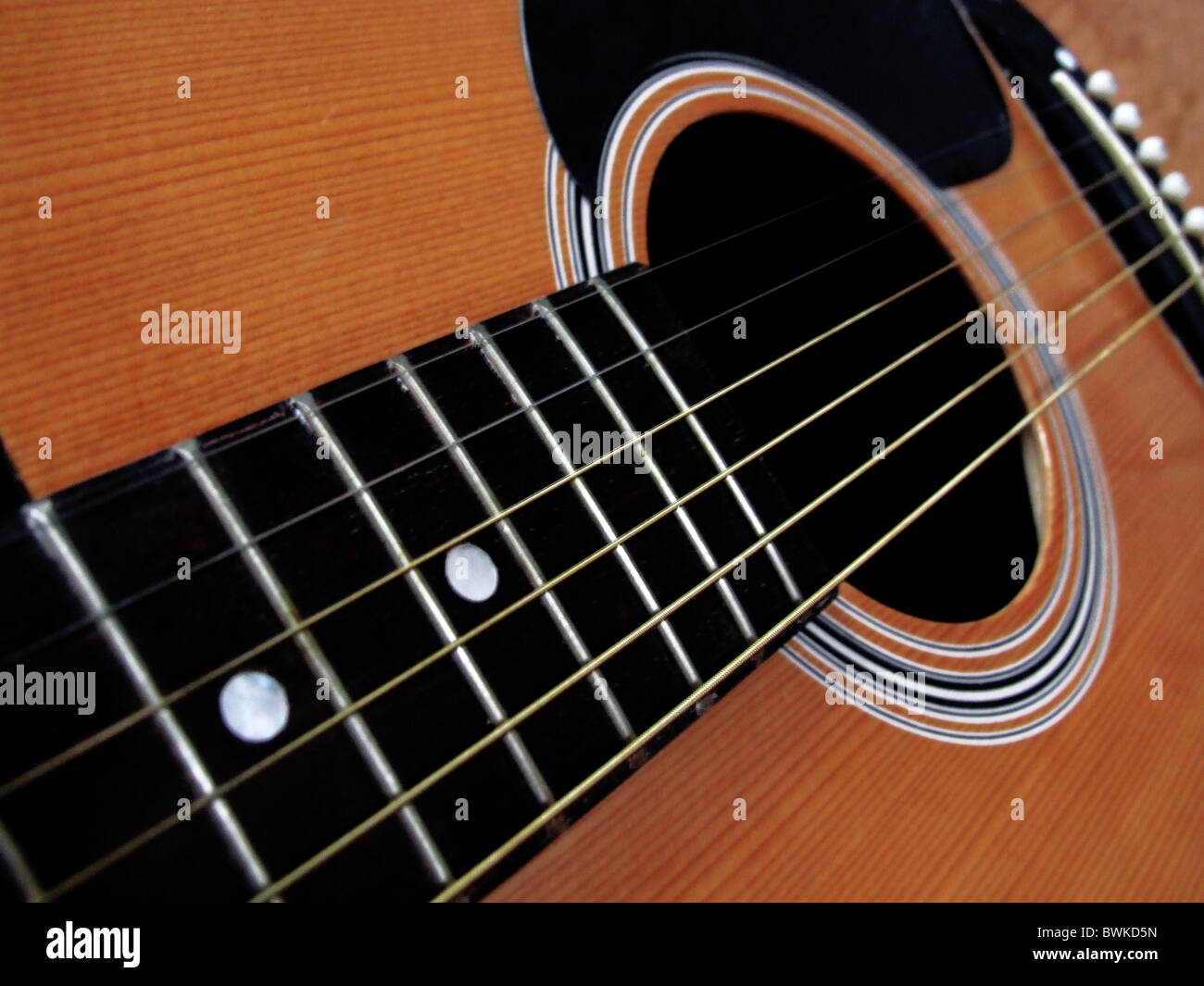 akustische Gitarre Detail Griffbrett Brett Saiten Schallloch Westerngitarre  Akustikgitarre Musik instrument ich Stockfotografie - Alamy