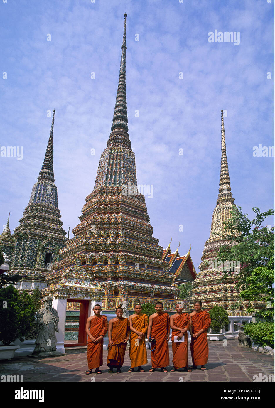 Thailand Asien Bangkok Stadt Wat Pho Mönche draußen Buddhismus Tempel Religion Chedis Stockfoto