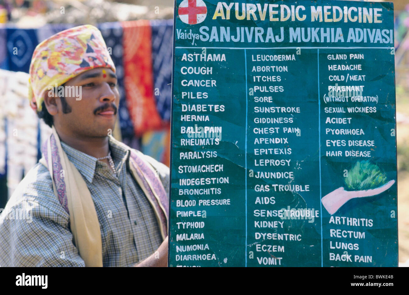 Indien Goa Anjuna Ayurveda Mann Schwarzes Brett Schild Schild Arzt Heiler Heilkunst Sanierungsmaßnahmen Kunde Medici Stockfoto