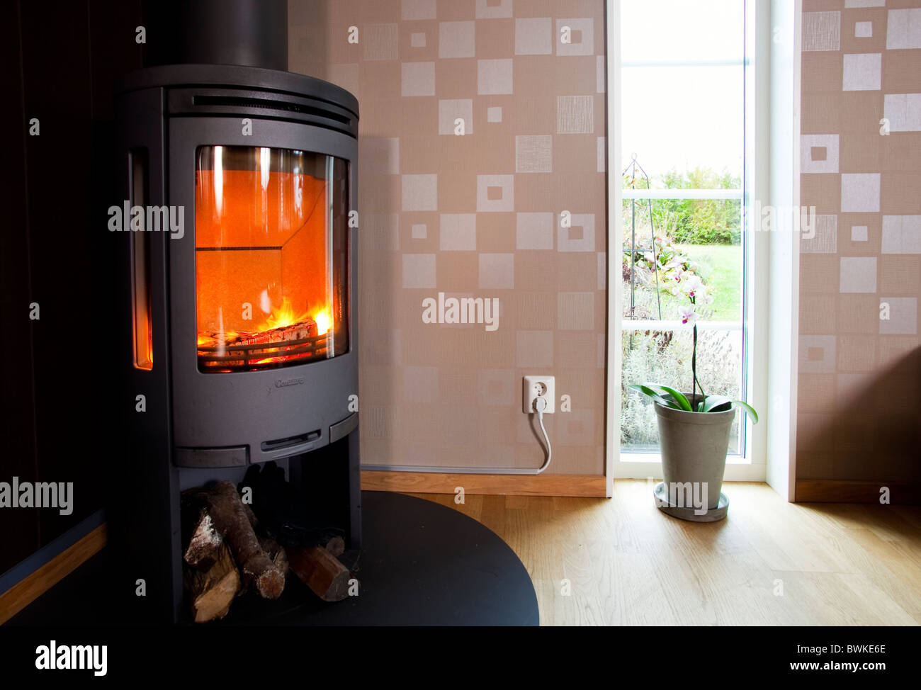 Kamin im Wohnzimmer, Schweden Stockfoto