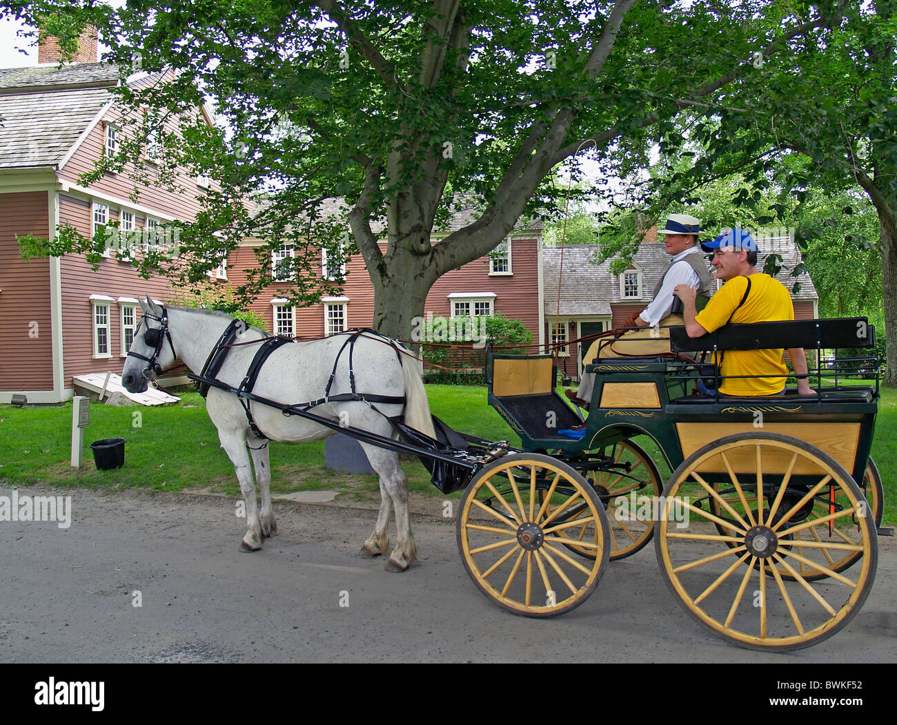 Pferd und Wagen Fahrt am Longfellow's Wayside Inn, Sudbury, Massachusetts Stockfoto