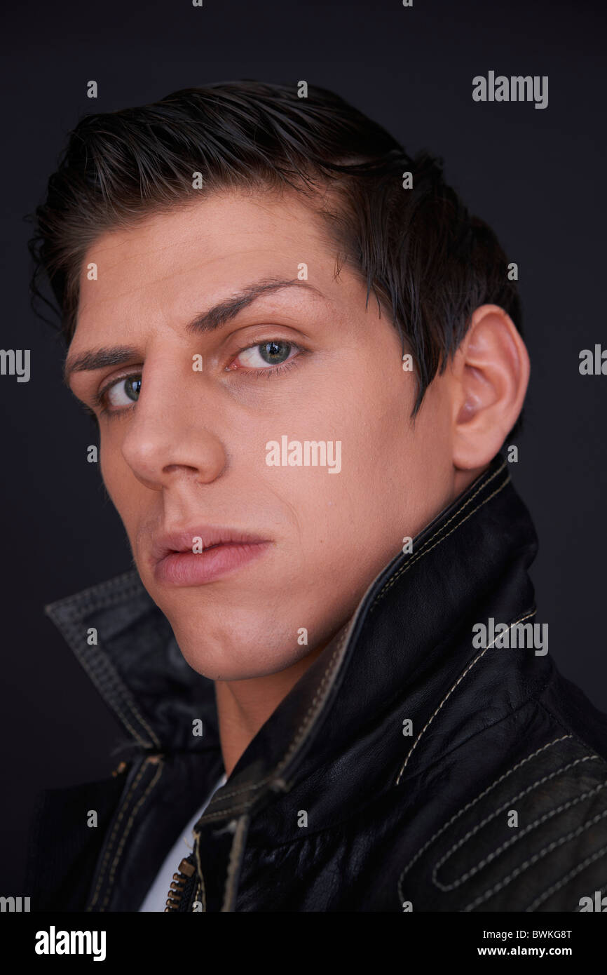 Junger Mann trägt eine Lederjacke, Porträt Stockfoto