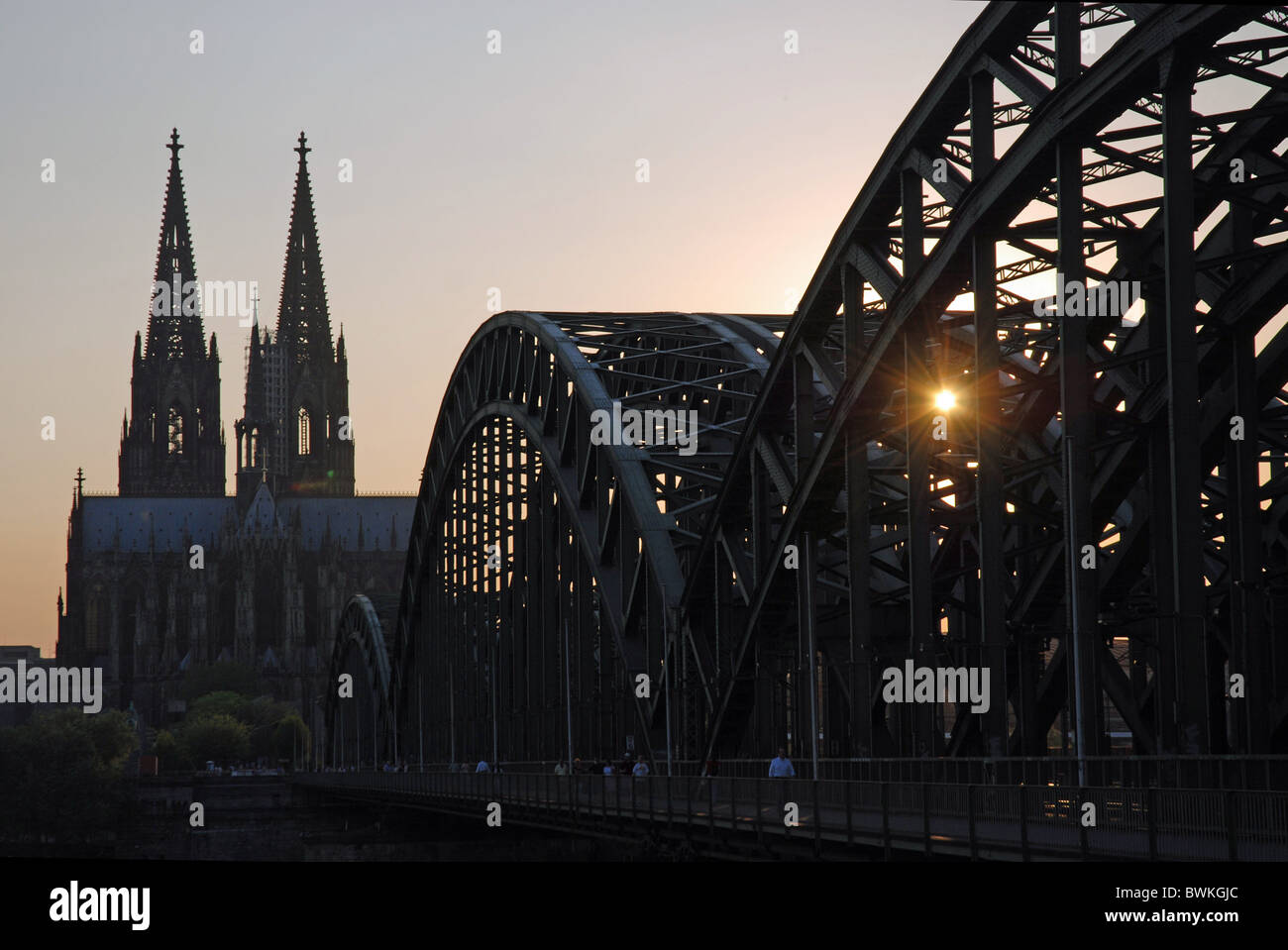 Deutschland Europa Köln Kölner Dom Hohenzollernbrucke Brücke Sonnenuntergang Dämmerung Twilight Stimmung Brücke Stadt Stockfoto