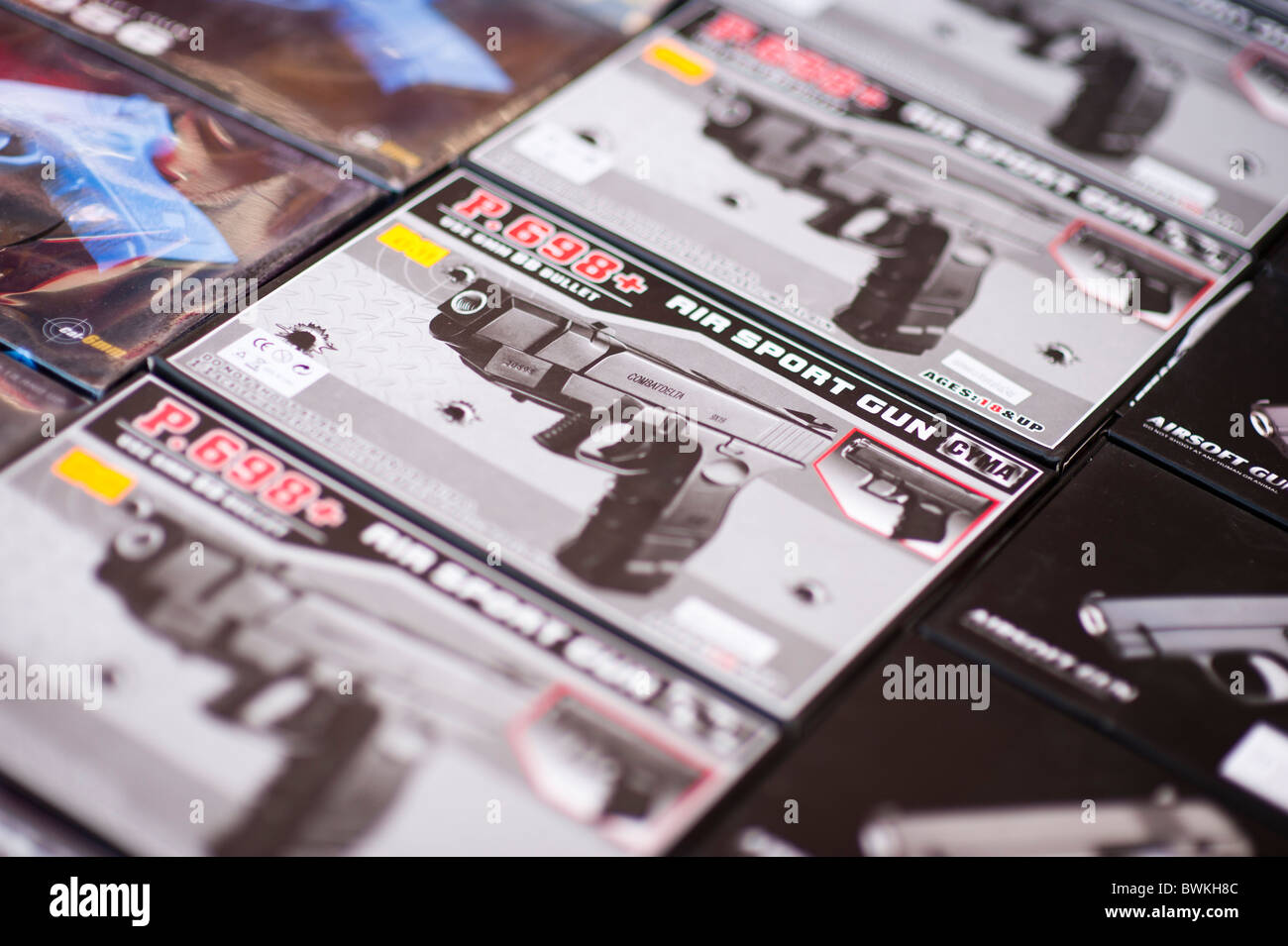Boxen der Luft pellet Bebe Geschütze auf Verkauf zu einem Straßenmarkt UK Stockfoto