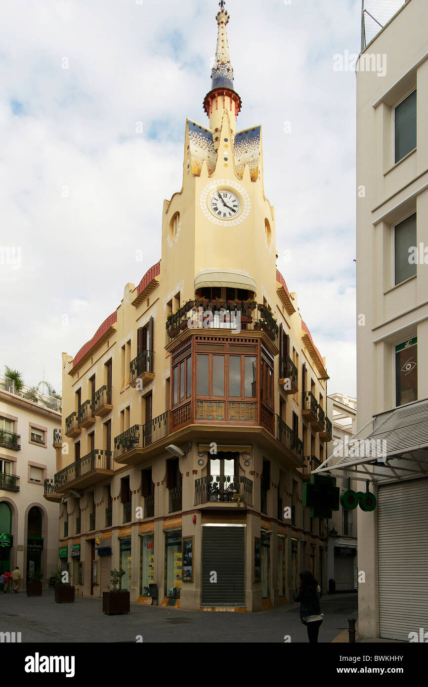 Jugendstilgebäude in Sitges mit Holzbalkon Stockfoto