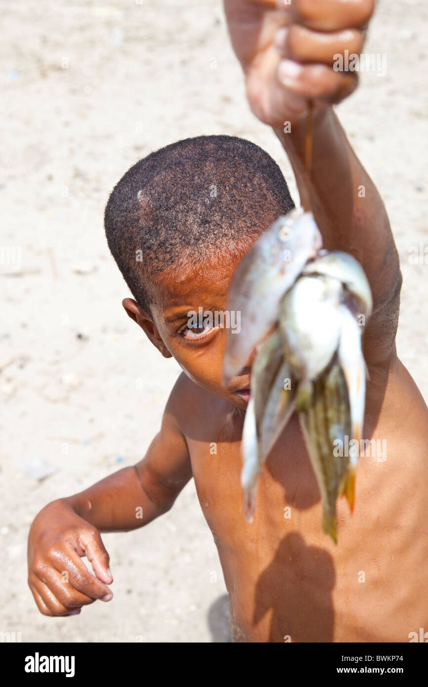 Junge und seine Fische, Insel Pate aus der Insel Lamu, Kenia Stockfoto