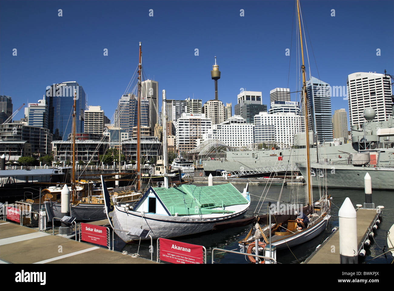 Australien Sydney Darling Harbor Skyline Stadt City Center Boote Schiffe Kriegsschiff Australian national maritime m Stockfoto