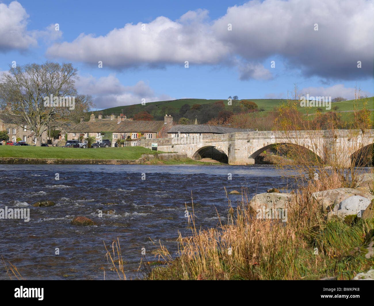 Burnsall und River Wharfe im Herbst Winter Lower Wharfedale North Yorkshire Dales National Park England Vereinigtes Königreich GB Großbritannien Stockfoto